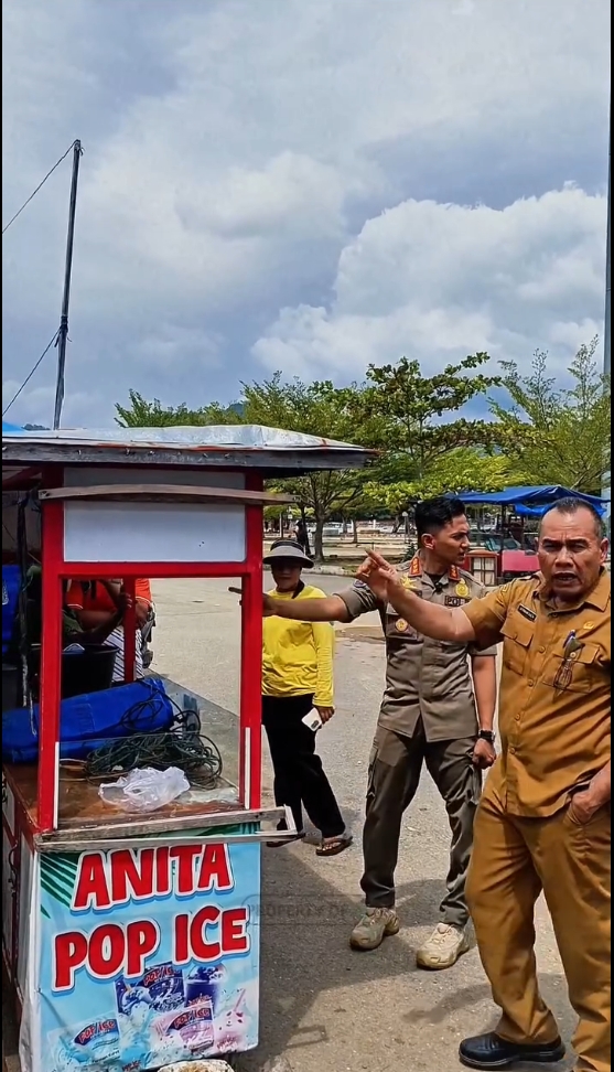 penataan pedagang kaki lima (PKL) di kawasan wisata Pantai Carocok Painan
