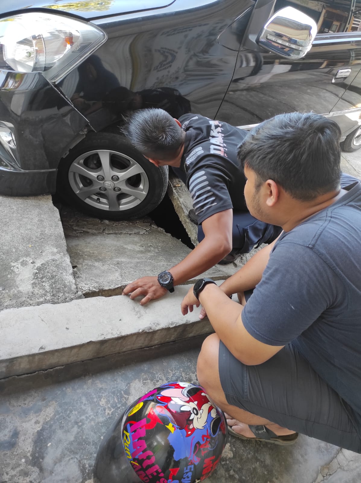 EVAKUASI MOBIL TERPEROSOK KEDALAM SELOKAN