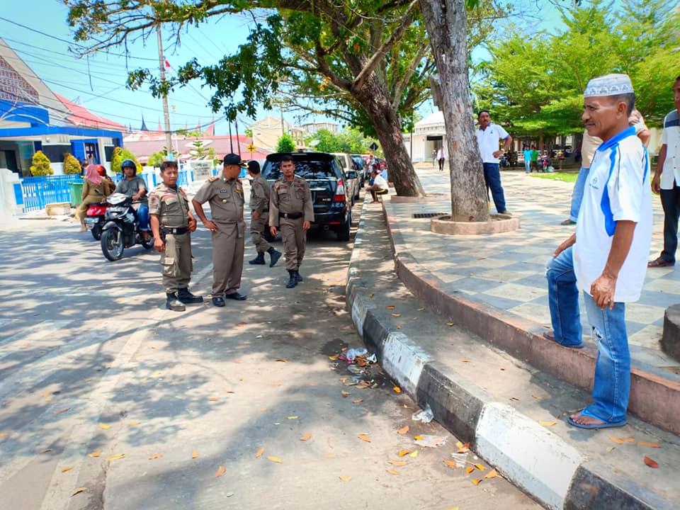 Penertiban terhadam Pedangang Kaki Lima (PKL)  di Depan Mesjid Akbar Bhaitur Rahman Painan.