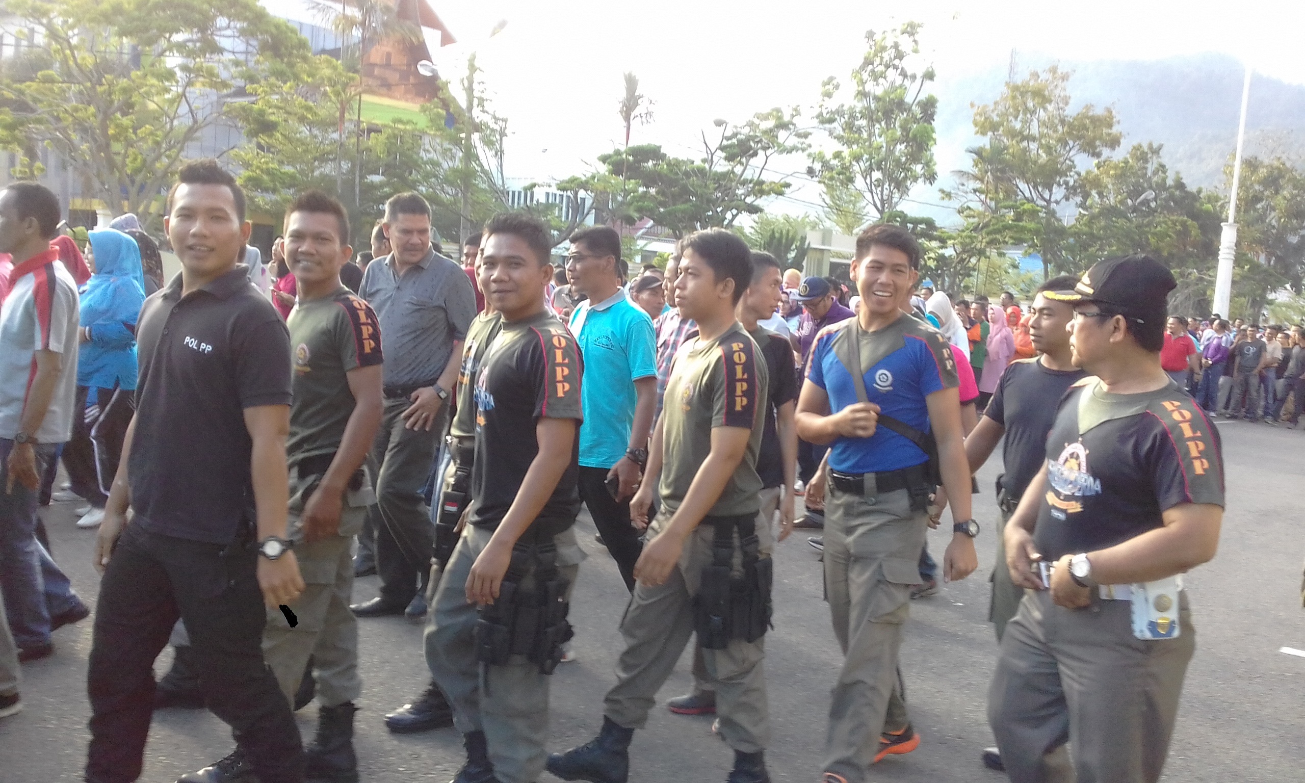 Pol PP dan Damkar Pessel ikuti Jalan Santai HUT Koperasi ke 71.