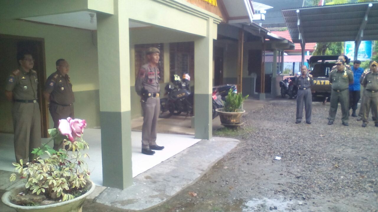 Kasat Satpol PP dan Damkar cek anggota pada apel pagi.