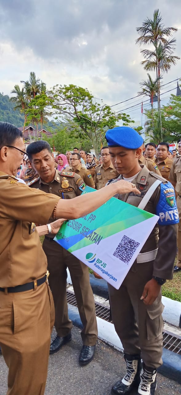 Bupati Pesisir Selatan Serahkan Secara Simbolis Kartu BPJS Ketenagakerjaan