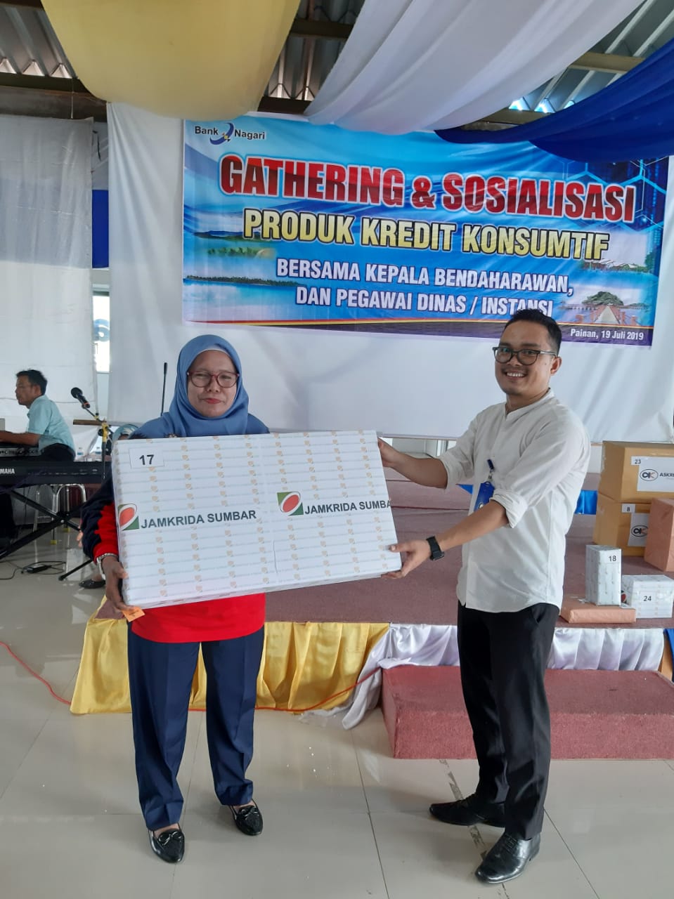 Kasubbag Umum dan Kepegawainan terima Doorprize dari Bank Nagari Painan