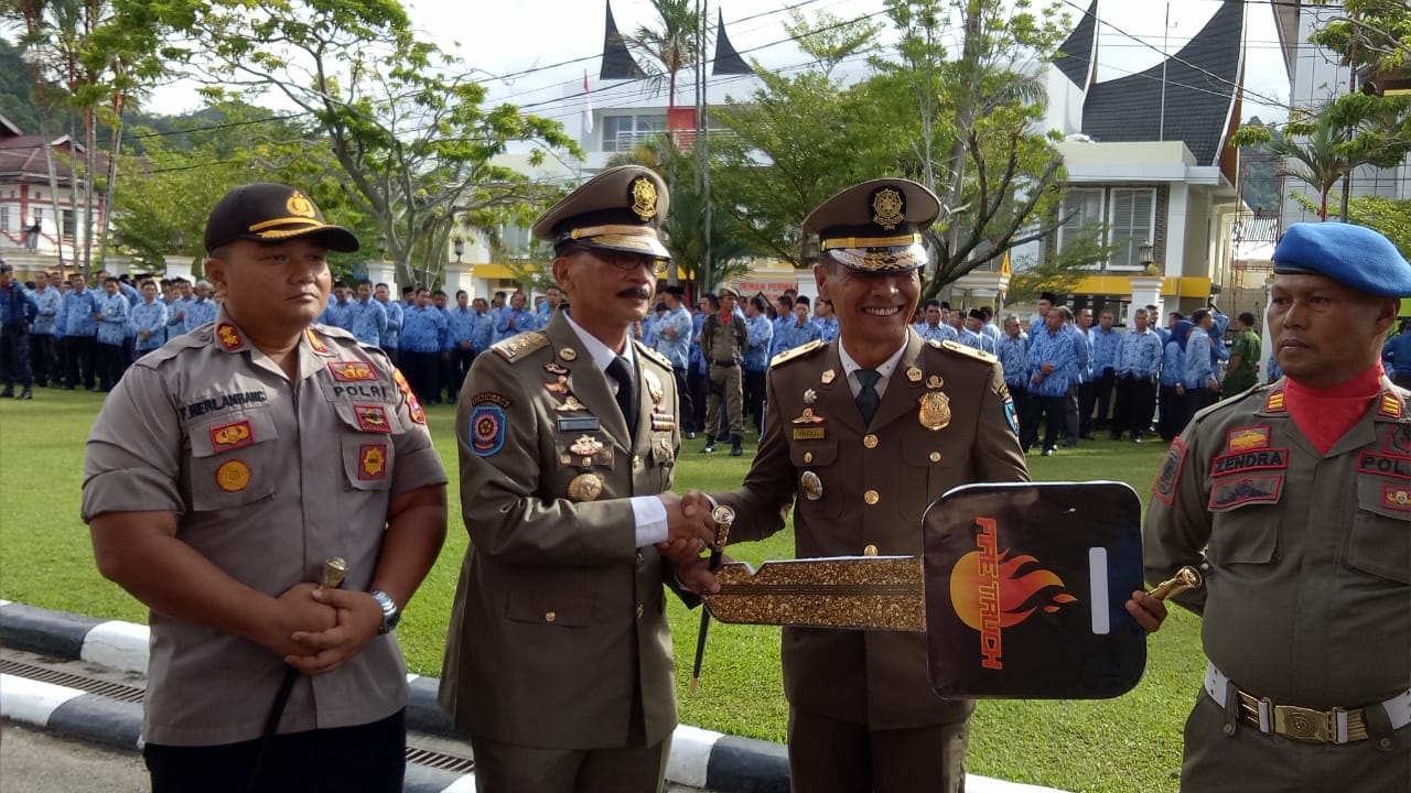 Kasat Satpol PP dan Damkar terima Dua Mobil Bantuan dari Jepang 