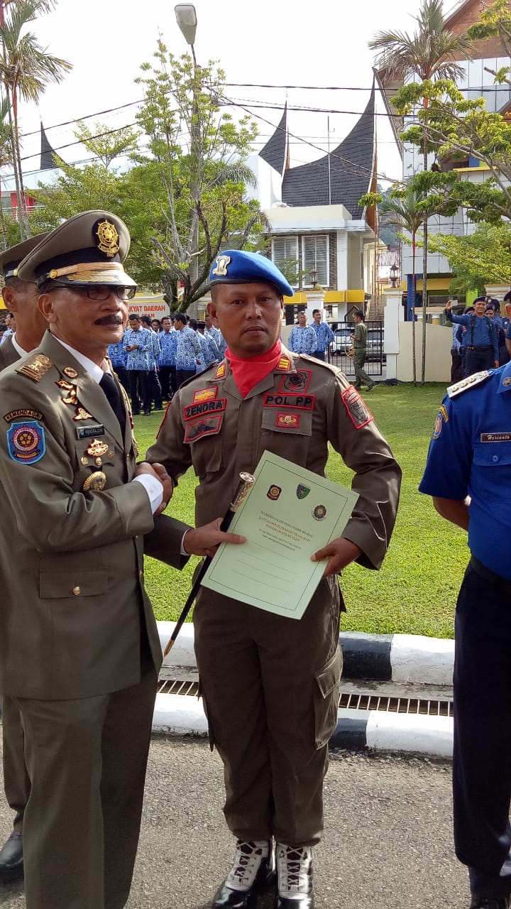 Zendra Effendi Priyandra Menerima Piagam Penghargaan dari Bupati Pesisir Selatan