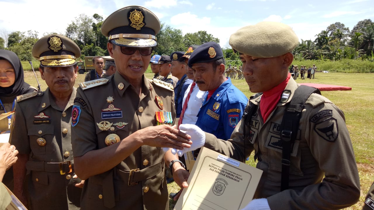 Riri Yusriandi Menerima Penghargaan Satpol PP Berprestasi tahun 2018