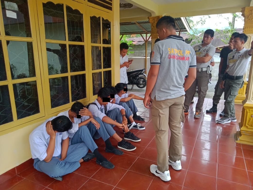 Satpol PP melakukan  Penertiban Pelajar di VI Jurai
