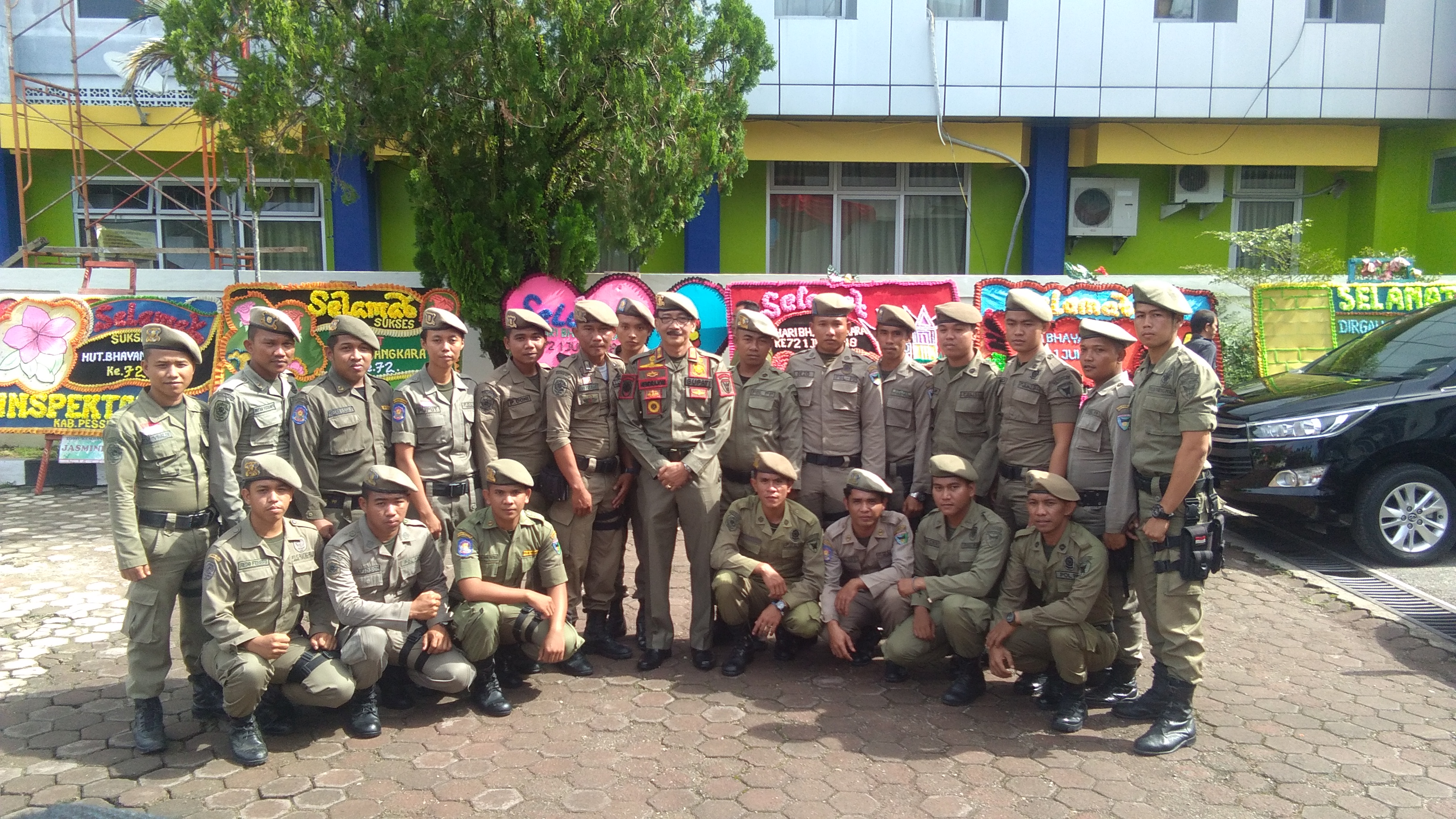 Bupati Pessel hadiri HUT Bhayangkara dengan pakaian lengkap Pol PP