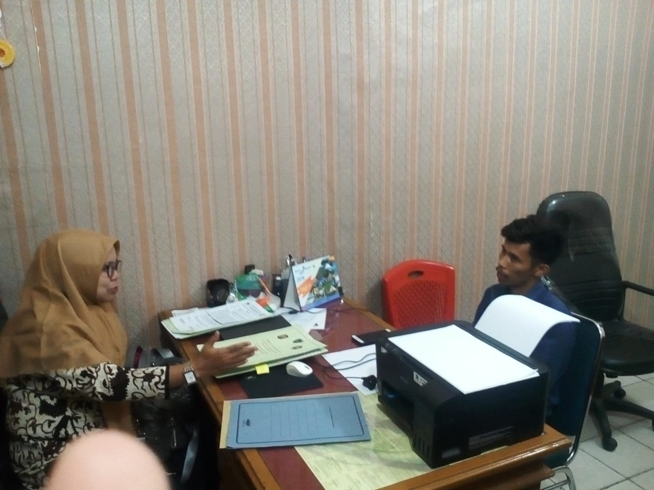 Kasubag Umum dan Kepegawaian memberi informasi pada Mahasiswa 