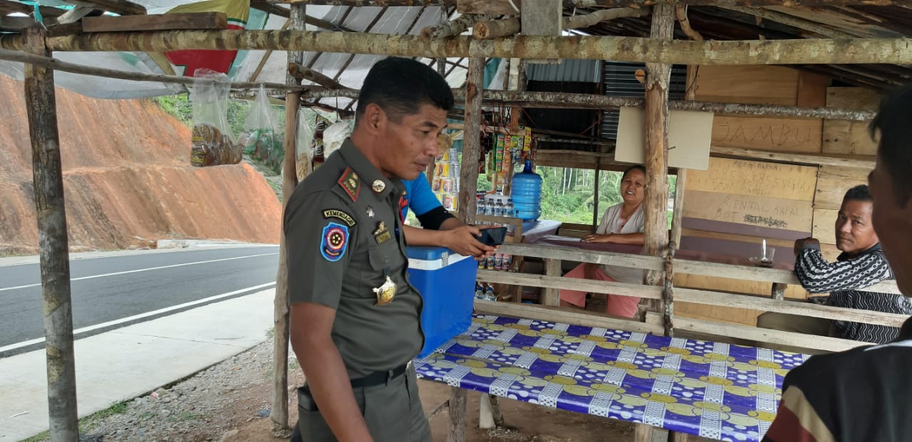 Pendekatan terhadap pedagang yang berjualan di sepanjang jalan Obajek Wisata Mandeh