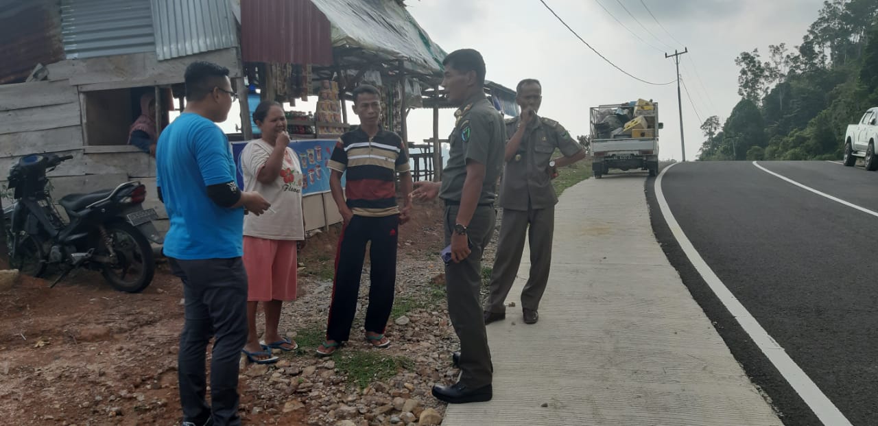Kepala Satuan Polisi Pamong Praja dan Pemadam Kebakaran Melakukan Pendataan Pedagang Di kawan Mandeh