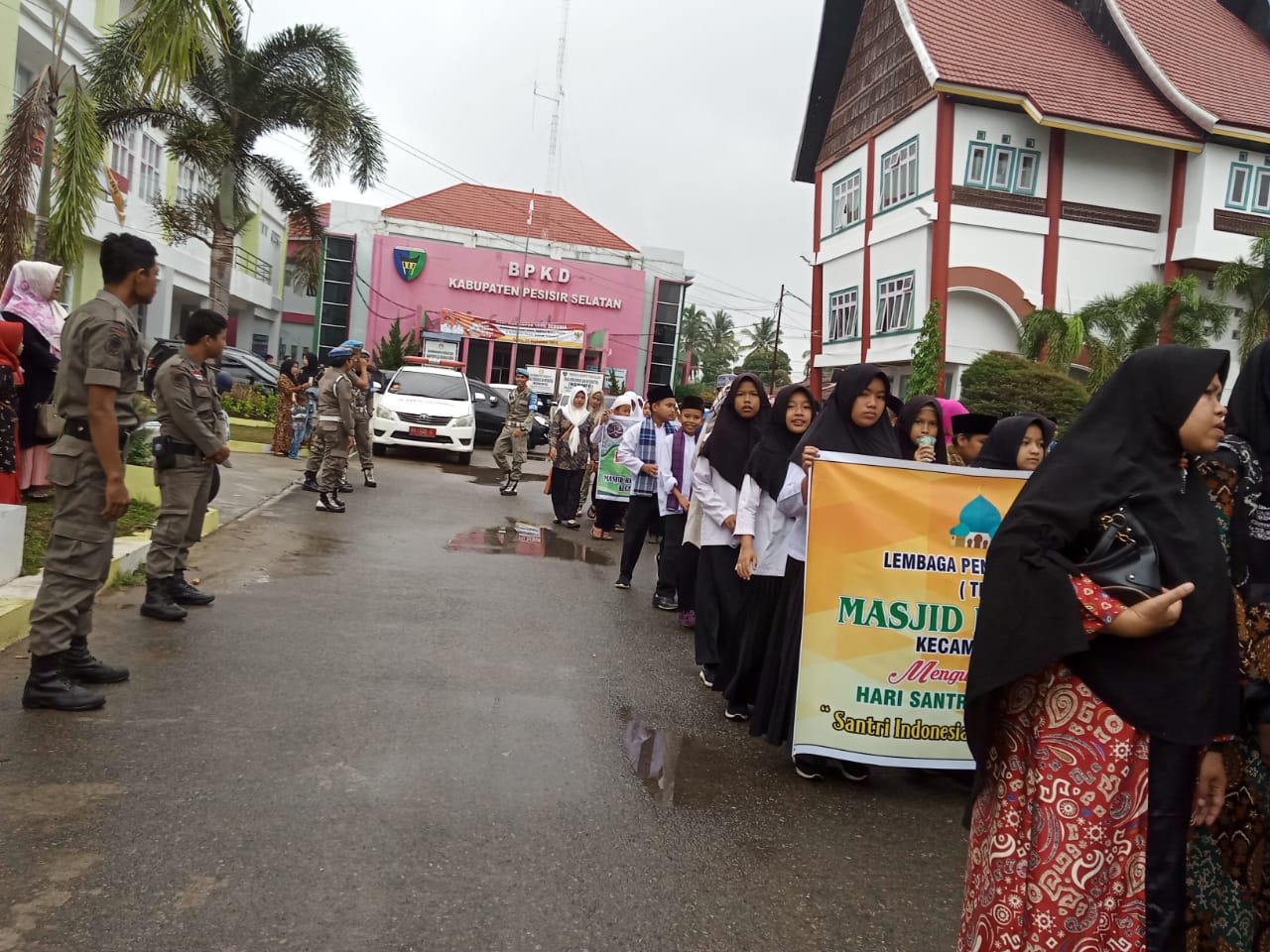 Satuan Polisi pamong Praja Melakukan pengamanan terhadap kelancaran Pawai hari santri 