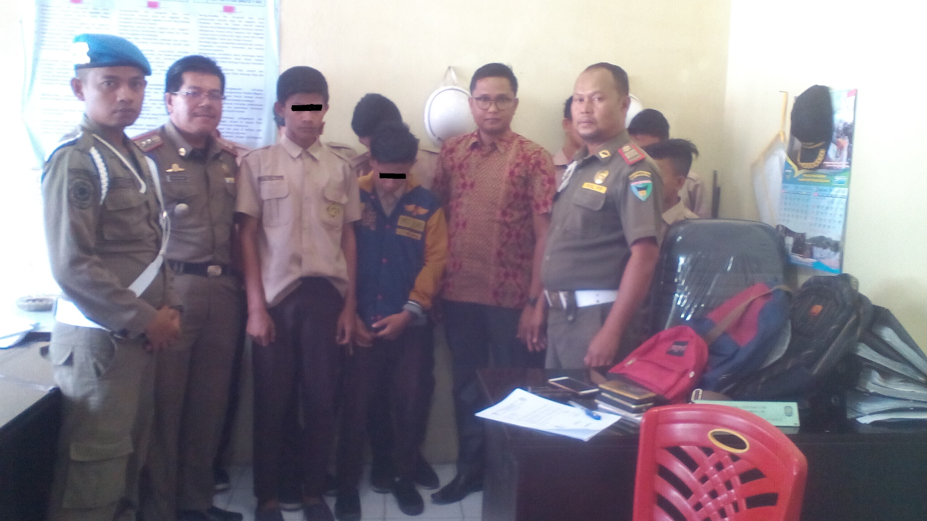 Tim Patroli Khusus (Patsus) Pol PP menertibkan pelajar yang berkeliaran pada jam belajar