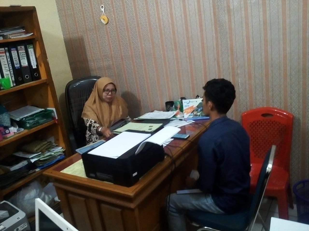 Kasubag memberi informasi pada mahasiswa 02 Oktober2019
